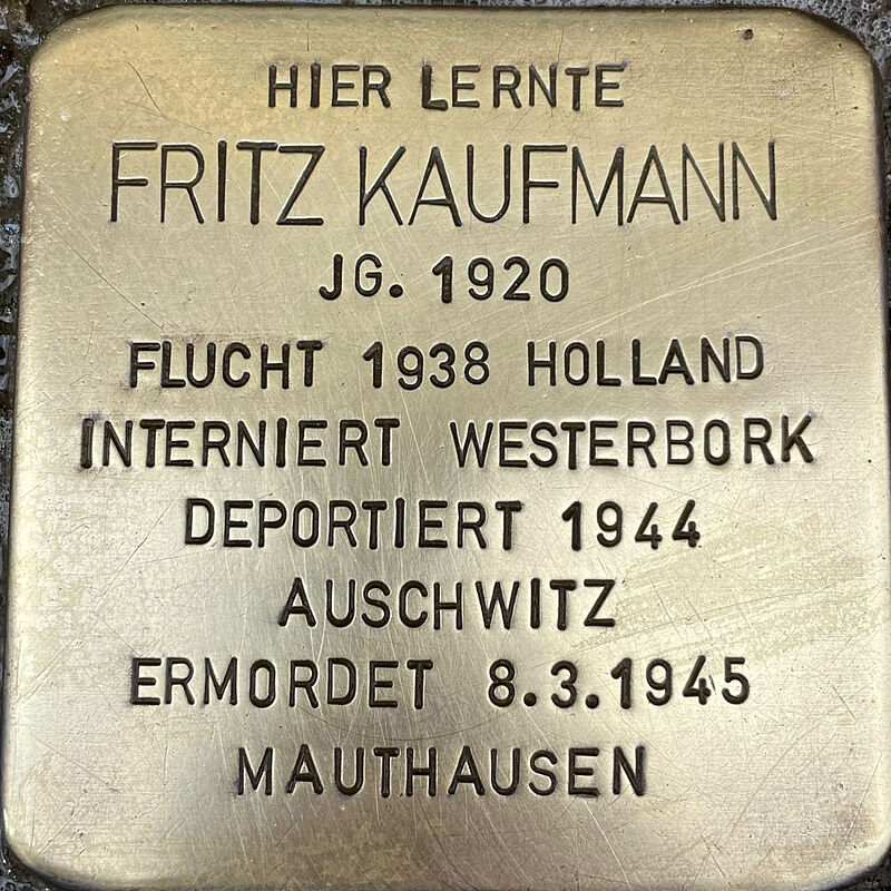 Fritz Kaufmann Fritz Kaufmann (geboren am 9.7.1920 in Köln, umgekommen in Mauthausen am 4.3.1945) war Sohn des Arztes Gustav Kaufmann und seiner Ehefrau Herta. 1935 musste Fritz wie seine Freunde Walter Kaufmann und Carl Benjamin die Kreuzgasse aus rassistischen Gründen verlassen. Wahrscheinlich hat auch er eine Lehre in der Firma von Meno Lissauer absolviert. 1937/18 emigriert er - wie Walter und Carl – nach Amsterdam und arbeitet dort in der Firma „Oxyde“. Neben seiner Tätigkeit im Büro war Fritz wohl mindestens ab 1941 aktiv im Amsterdamer Judenrat, in einer untergeordneten Stellung. Im November 1943 wird Fritz nach Westerbork deportiert, bleibt hier bis zum 4. März 1944, wird weiter nach Auschwitz deportiert, im Spätherbst 1944 dann verlegt in das Konzentrationslager Sachsenhausen, von dort am 24. Februar 1945 in das Konzentrationslager Mauthausen, wo er zwei Tage später ankam. Krank und geschwächt durch diese Odyssee durch mehrere Lager kam er dort am 8. März 1945 um. Quelle: Der gesamte Text fußt auf Informationen im Gedenkbuch der Kreuzgasse, Informationen des NS-Dokumentationszentrums Köln, den Einträgen in Yad-Vashem & Arolsen-Archives.