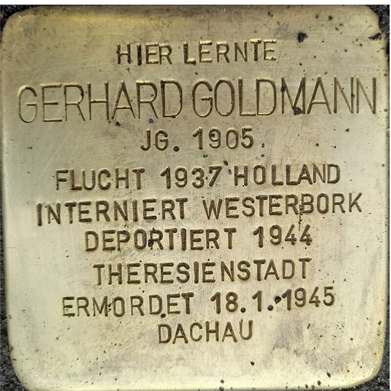 Gerhard Goldmann Gerhard Goldmann wurde am 5.02.1905 in Köln geboren und lebte mit seinen Eltern Max und Anne Marie Goldmann auf der Mozartstraße 9. In den 20er Jahren zog er nach Berlin und emigrierte von dort aus 1937 in die Niederlande. Im Frühjahr 1943 wurde er mit seiner Ehefrau in das Lager Westerbork deportiert. Im April 1944 erfolgte die Deportation nach Theresienstadt. Am 28.9.1944 wurde Gerhard in das Konzentrations- und Vernichtungslager Auschwitz deportiert, Ruth am 28.02.1945 ebenfalls, kürz nach der Ankunft wurde sie ermordet. Gerhard wurde im Oktober 1944 von Auschwitz nach Dachau deportiert und im KZ-Außenlagerkomplex Kaufering eingesetzt, er starb am 18. Januar 1945.