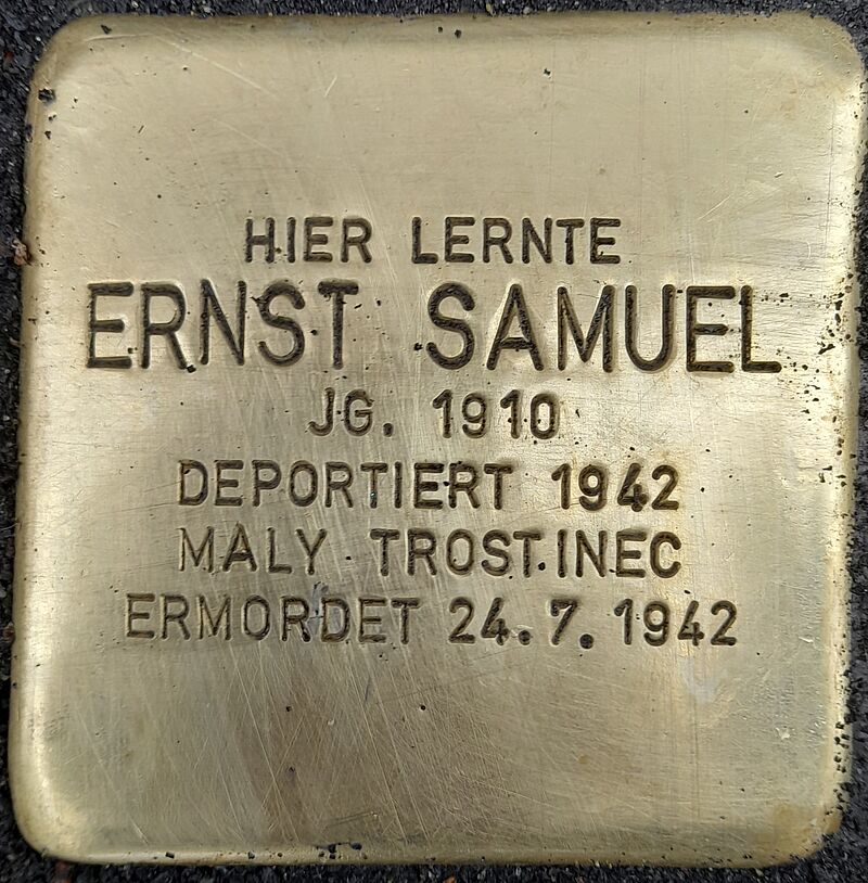 Ernst Samuel Ernst Samuel wurde am 31.8.1910 in Köln geboren. Am 5.12.1941 heiratet Ernst Edith Herz. Die Familie musste in sogenannte Ghettohäusesr umziehen, zuerst in der St. Apern-Str., dann in der Hochstadenstraße. Zusammen mit der Mutter Selma wurden die Samuels in das Barackenlager Fort V in Müngersdorf deportiert, dann in das Barackenlager in Bardenberg, von dort zurück nach Köln, um am 20. Juli 1942 mit 1163 weiteren jüdischen Deutschen aus Köln und der Umgebung in das Vernichtungslager Maly Trostenez verschleppt zu werden, wo sie sofort nach der Ankunft ermordet wurden, wahrscheinlich erschossen.