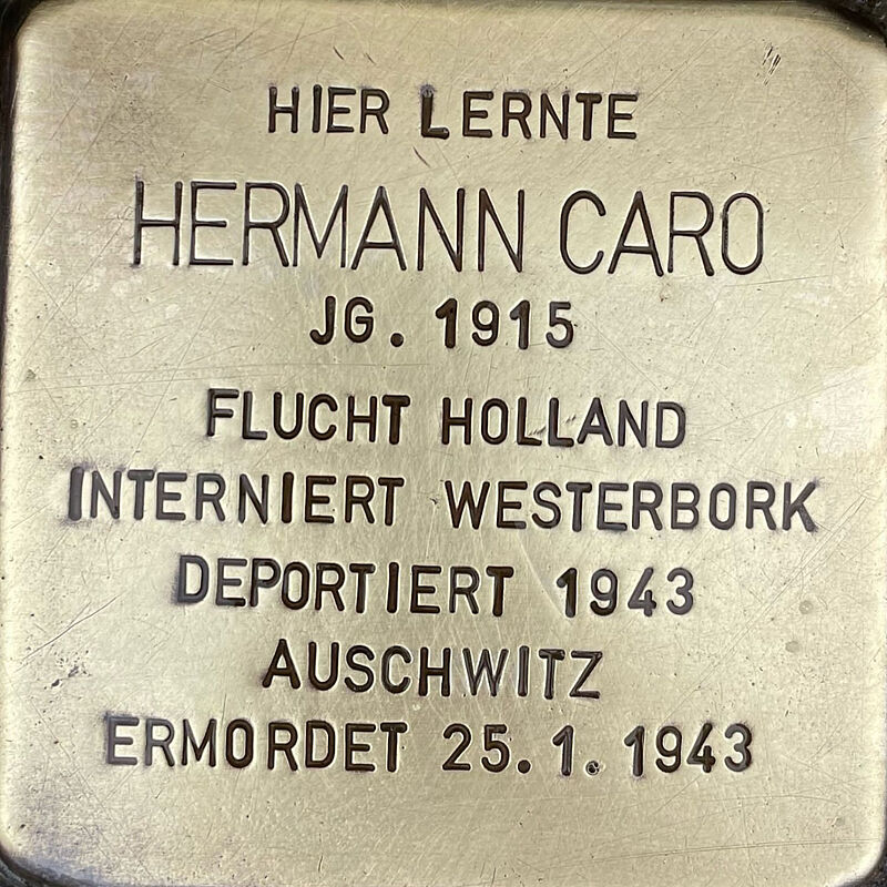 Herrmann Caro Hermann Caro (geboren am 17.02.1915 in Köln, ermordet am 25.1.1943 in Auschwitz) war Sohn des Rabbiners Isidor Caro und dessen Ehefrau Klara. Nach dem Abitur an der Kreuzgasse, welches Hermann als Bester abschloss, ging Hermann nach London, um dort an einem Rabbinerseminar eine Ausbildung zu beginnen. Offenbar konnte er die Veränderungen und Belastungen der Verfolgung und des Exils nicht verarbeiten und wurde schwermütig, so dass er in einem in Apeldoorn, Niederlanden, gelegenen Sanatorium aufgenommen wurde. Am 22. Januar 1943 wurde er als Bewohner der Klinik mit allen anderen Insassen von dort deportiert und im Vernichtungslager Auschwitz sofort nach seiner Ankunft ermordet. Quelle: Der gesamte Text fußt auf Informationen im Gedenkbuch der Kreuzgasse, Informationen des NS-Dokumentationszentrums Köln, den Einträgen auf joodsmonument.nl, in Yad-Vashem & Arolsen-Archives