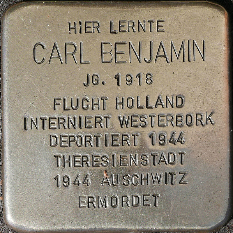 Carl Benjamin Carl Benjamin (geboren am 4.8.1918 in Köln, für tot erklärt am 28.02.1945) war Sohn des Kinderarztes Dr. Max Benjamin und dessen Frau Irma. Carl hatte noch eine Schwester Irene. Carl besuchte die Kreuzgasse, musste die Schule allerdings im März 1934 verlassen, da er als Jude nicht mehr zum Abitur zugelassen wurde. Er begann eine kaufmännische Ausbildung bei der Firma Lissauer und nahm 1937 das Angebot von Meno Lissauer, seinem Chef, an, in die Zweigstelle nach Amsterdam zu wechseln. In Amsterdam lernte er Hannah Kohner aus der Tschechoslowakei kennen, die sich ebenfalls in die Niederlande geflüchtet hatte. Hannah und Carl heirateten 1942 und wurden kurz danach nach Westerbork deportiert. Es gelang ihnen zwar mit Hilfe von Freunden, aus dem Lager entlassen zu werden, jedoch nur für kurze Zeit, im jUni 1943 wurden sie, nun mit Carls Eltern, erneut nach Westerbork deportiert. Von dort aus wurden Carl und Hannah am 3. September 1944 nach Theresienstadt deportiert, Carl zwei Wochen später dann nach Auschwitz, wo er sofort ermordet wurde. Quelle: Der gesamte Text fusst auf den Informationen im Gedenkbuch der Kreuzgasse, Informationen des NS-Dokumentationszentrums Köln, den Einträgen in Yad-Vashem & Arolsen-Archives.