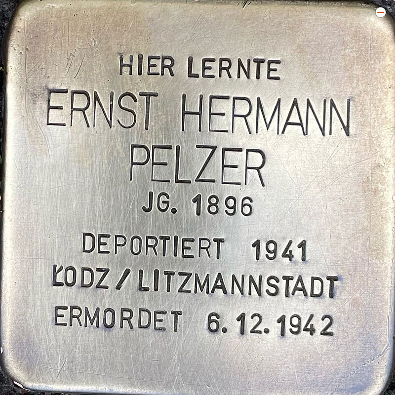 Ernst Pelzer Ernst Hermann Pelzer (geboren am 28.4.1896 in Köln, ermordet am 6.12.1942 in Litzmannstadt) war Schüler der Kreuzgasse, nach dem Schulabschluss absolvierte er eine kaufmännische Ausbildung und wurde in der Steuerabteilung der Stadt Köln tätig. Seit dem 8.8.1938 war mit Margot Rosenbaum verheiratet, beide wurden zusammen 1941 nach Litzmannstadt deportiert, beide kamen um. Als Sterbedatum wird bei Ernst der 6.12.1942 festgehalten. Quelle: Der gesamte Text fußt auf Informationen im Gedenkbuch der Kreuzgasse, Informationen des NS-Dokumentationszentrums Köln, den Einträgen in Yad-Vashem & Arolsen-Archives.