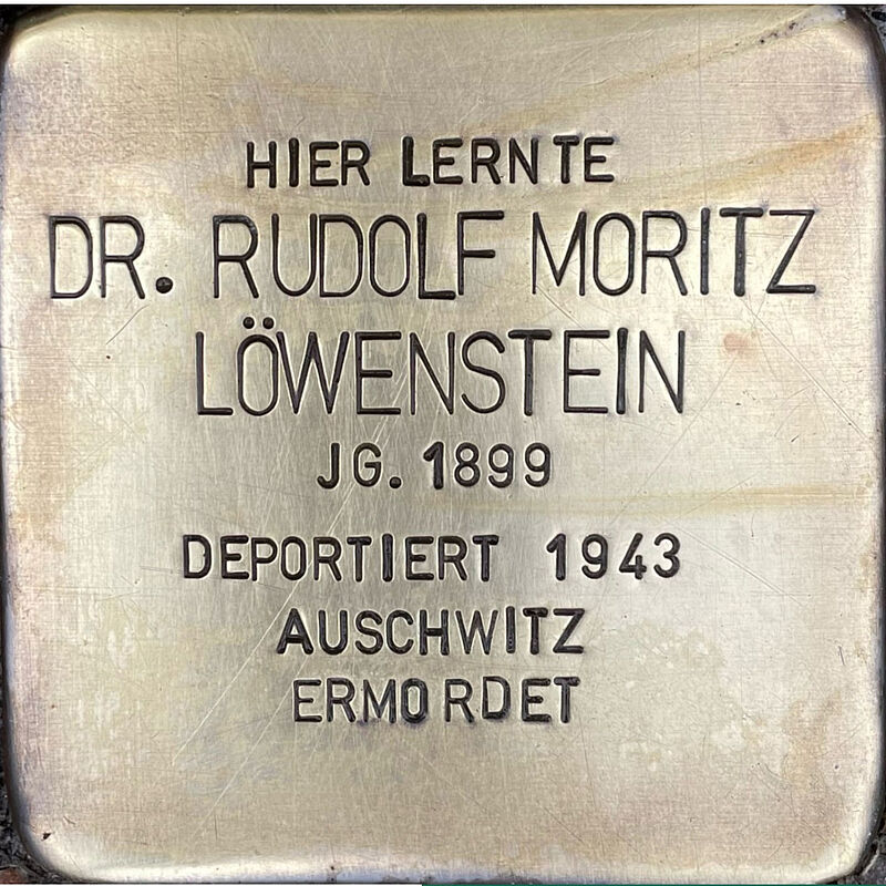 Rudolf Löwenstein Rudolf Moritz Löwenstein (geboren am 21.3.1899 in Köln, am 26.2.1943 in das Vernichtungslager Auschwitz deportiert, wo er ermordet wurde) war Sohn des Fabrikanten Hermann Löwenstein und dessen Ehefrau Alice. Rudolf hatte eine Schwester, Sofia, die mit ihrer Familie nach Australien auswandern konnte. Der jüngere Bruder Wilhelm besuchte ebenfalls die Kreuzgasse und wurde wie Rudolf ermordet. Nach dem Abitur an der Kreuzgasse studierte Rudolf Volkswirtschaft und ließ er sich in Berlin nieder. Dort heiratete er 1933 Ida Helene Hannes aus Berlin, das Ehepaar hatte zwei Töchter, Ulla Juditz und Ruth, beide Mitte der 1930er Jahre geboren. Alle vier wurden am 26.2.1943 von Berlin aus nach Auschwitz deportiert und wurden dort ermordet. Quelle: Der gesamte Text fußt auf Informationen im Gedenkbuch der Kreuzgasse, Informationen der Familie und des NS-Dokumentationszentrums Köln, den Einträgen in Yad-Vashem & Arolsen-Archives.