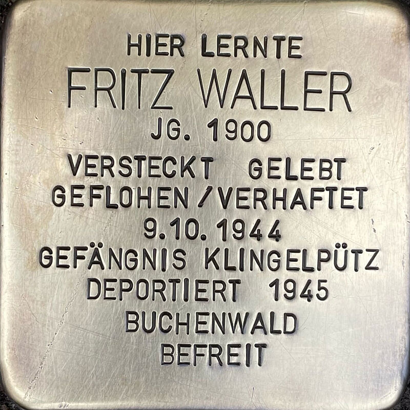 Fritz Waller Fritz Waller (geboren am 4.10.1900 in Köln, gestorben 1958 in Wiesbaden) war Sohn des Kaufmannes Ernst Waller, die Familie besaß ein schon 1825 gegründetes Handelsunternehmen und handelte mit Ölen. Fritz war der Cousin von Alexander Konrad Waller. Fritz war Schüler der Kreuzgasse, wechselte aber später zum Gymnasium Nippes, wo er sein Abitur ablegte. Später trat er wie sein Cousin in das Familienunternehmen ein. 1934 heiratete Fritz die Katholikin Margarete, sie bekamen zwei Kinder. Durch diese Ehe blieb er bis lange vor einer Deportation geschützt, musste allerdings Zwangsarbeit in Köln leisten. Am 13. September 1944 erhielten Fritz Waller und seine beiden Kinder die Aufforderung, sich zur Deportation zu melden. Frau Waller tauchte mit den Kindern in Bayern unterzutauchen. Fritz Waller floh allein, wurde von den Nationalsozialisten gefasst und in das Konzentrationslager Buchenwald verschleppt. Nach der Befreiung am 2.7.1945 blieb Fritz mit seiner Familie in Wiesbaden. Fritz starb 1958 in Wiesbaden. Quelle: Der gesamte Text fußt auf Informationen der Familie, Informationen im Gedenkbuch der Kreuzgasse, Informationen des NS-Dokumentationszentrums Köln, den Einträgen in Yad-Vashem & Arolsen-Archives.