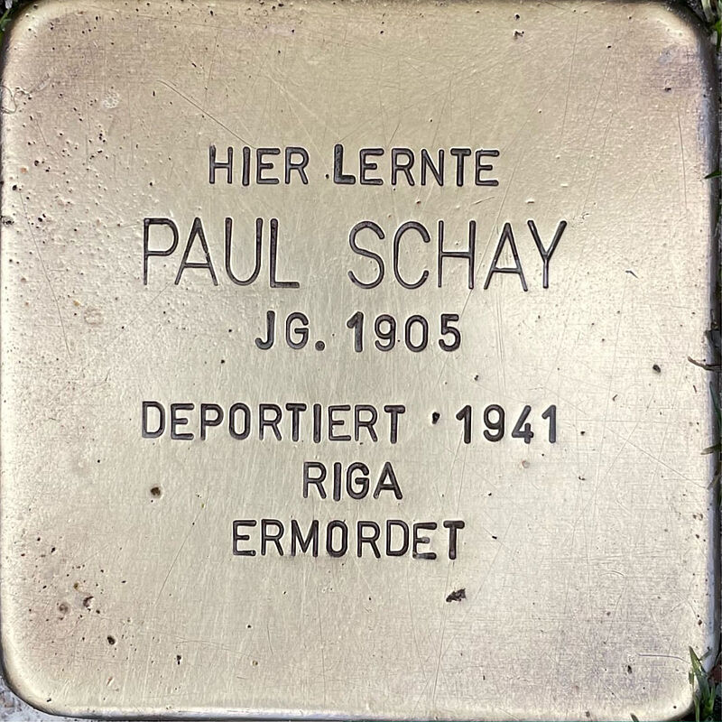Paul Schay Paul Schay (geboren am 6.11.1905 in Köln, kurz nach der Ankunft im Ghetto Riga am 7.12.1941 ermordet) war Sohn des Kaufmannes Arthur und dessen Ehefrau Klara. Der Vater betrieb mit seinen Brüdern Ernst und Max eine Ledergroßwarenhandlung. 1938 heiratete Paul Ilse Baer. Das Ehepaar wurde zusammen mit Klara am 7.12.1941 nach Riga deportiert und dort ermordet. Quelle: Der gesamte Text fußt auf Informationen im Gedenkbuch der Kreuzgasse, Informationen des NS-Dokumentationszentrums Köln, den Einträgen in Yad-Vashem & Arolsen-Archives.