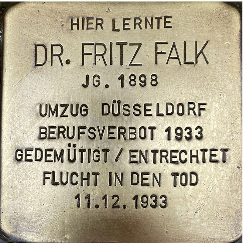 Fritz Falk Fritz Falk (geboren am 24.7.1898 in Köln, verstorben am 11.9.1933 in Düsseldorf) war Sohn des prominenten Kölner Anwalts Dr. Bernhard Falk, er hatte drei Brüder: Ernst, Hermann und den schon im 1. Weltkrieg gefallenen Alfred. Alle Brüder waren Schüler der Kreuzgasse. Der Vater Justizrat Dr. Bernhard Falk war ein sehr aktiver Politiker, u.a. Mitglied des Zentralvorstandes der nationalliberalen Partei, Stadtverordneter der Stadt Köln, Mitglied der Nationalversammlung, Mitglied des preußischen Landtages. Sein Ziel war es zeitlebens, die Ressentiments gegen Juden zu widerlegen und bekämpfen, er war ein patriotischer Deutscher jüdischen Glaubens und engagierte sich u.a. auch im Reichsbund jüdischer Frontsoldaten. Seine Söhne werden sicherlich von dieser Erziehung beeinflusst worden sein. Ernst, Hermann und Fritz studierten Jura, Fritz wurde Staatsanwalt in Düsseldorf, er wurde schon im Sommer 1933 aus rassistischen Gründen aus seinem Beruf gedrängt und verstarb wenig später. Quelle: Der gesamte Text fußt auf Informationen von Wikipedia, denen im Gedenkbuch der Kreuzgasse, Informationen des NS-Dokumentationszentrums Köln.