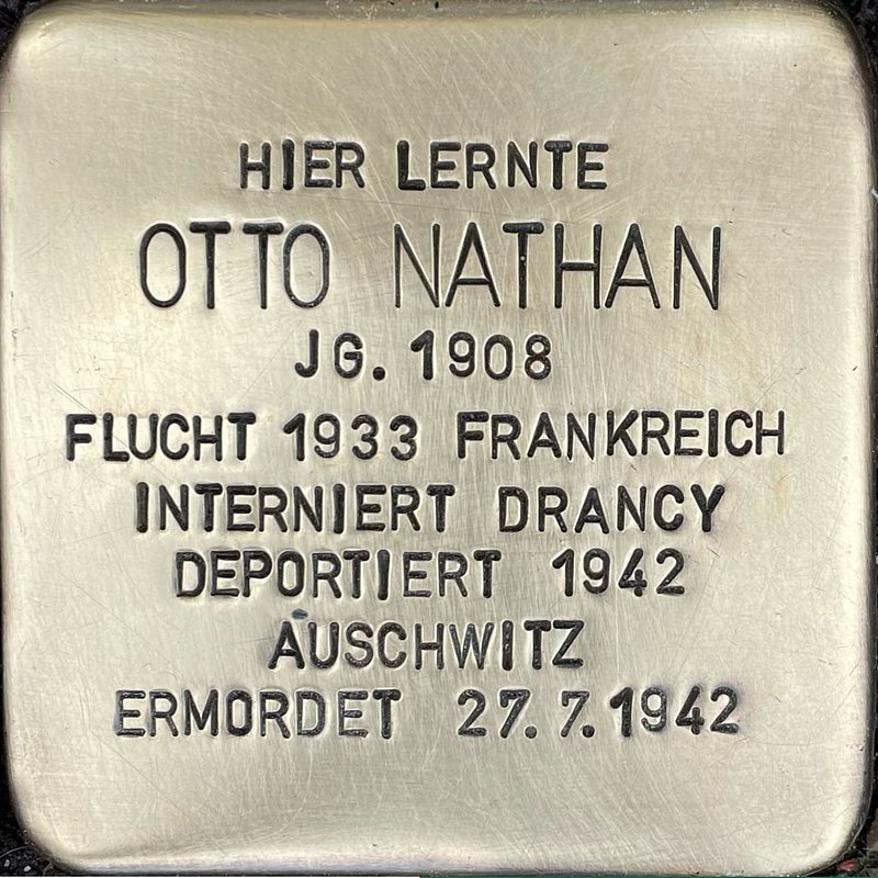 Otto Nathan Otto Nathan (geboren am 29.7.1908 in Neuwied, ermordet in Auschwitz am 27.7.1942) war Sohn des Schuhladenbesitzers David Nathan. Otto zog nach Köln und absolvierte sein Abitur an der Kreuzgasse, danach studierte er dort und in Essen Musik. Schon 1933 emigrierte er nach Frankreich, geriet dabei aber in die Mühlen der Bürokratie, was dazu führte, dass er bis zum Ausbruch des Krieges in Frankreich keinen geregelten Aufenthaltsstatus erhielt. Nach Beginn des Zweiten Weltkrieges wurde er als feindlicher Ausländer interniert, später dann wahrscheinlich von dort aus direkt am 22.06.1942 über Drancy nach Auschwitz deportiert, wo er kurze Zeit später ermordet wurde. Quelle: Der gesamte Text fußt auf Informationen im Gedenkbuch der Kreuzgasse, Informationen des NS-Dokumentationszentrums Köln, den Einträgen in Yad-Vashem & Arolsen-Archives.
