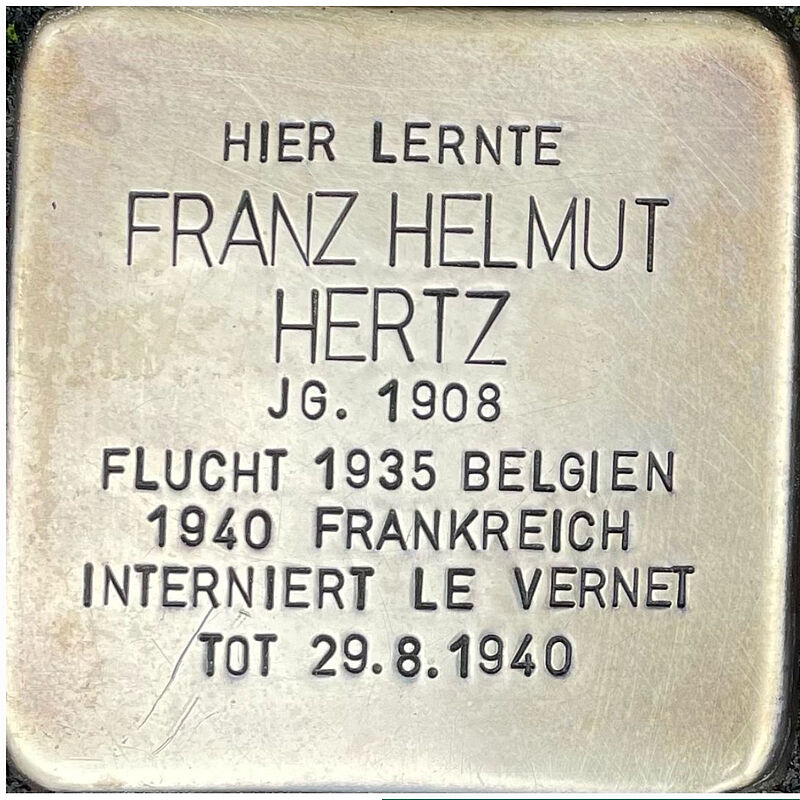Franz Hertz Franz Hertz (geboren am 24.9.1908 in Köln geboren, er kam am 29.8.1940 in Le Vernet um) war Sohn des Kaufmannes Gustav Kaufmann und seiner Ehefrau Alice. Die Familie besaß eine Fabrik für Lederhandschuhe. Nach dem Abschluss in der Kreuzgasse absolvierte Franz eine Lehre in einer Lederhandschuhfabrik in der Schweiz und verfügte daher später über sehr gute Französischkenntnisse. Schon 1933 wanderte er aus und ließ sich in Brüssel nieder mit dem Ziel, in eine dortige Handschuhfabrik als Teilhaber einzusteigen. 1935 heiratete er die aus Düsseldorf stammende Ruth Steinwasser, 1940 wurde die gemeinsame Tochter geboren. Am 10. Mai 1940 überfielen die Deutschen ihre Nachbarländer Frankreich, Niederlande, Luxemburg und Belgien. Panik brach in den überfallenen Ländern aus. Franz ließ sich wohl davon anstecken: er floh mit Frau und Kind durch Frankreich, in Richtung spanische Grenze. Viele der Flüchtlinge wurden in provisorische Lager in der Nähe von Perpignan, in Le Vernet, untergebracht, in denen die Hygienebedingungen entsetzlich waren und auch eine Reihe gefährlicher Infektionskrankheiten wie Typhus breiteten sich aus. Viele der Inhaftierten starben in kurzer Zeit daran. Franz Hertz war einer von ihnen, er starb am 29.8.1940. Ruth, die mit Franz und dem Baby geflohen war, überlebte in einem Versteck. Quelle: Der gesamte Text fußt auf Informationen im Gedenkbuch der Kreuzgasse, Informationen des NS-Dokumentationszentrums Köln, den Einträgen in Yad-Vashem & Arolsen-Archives.