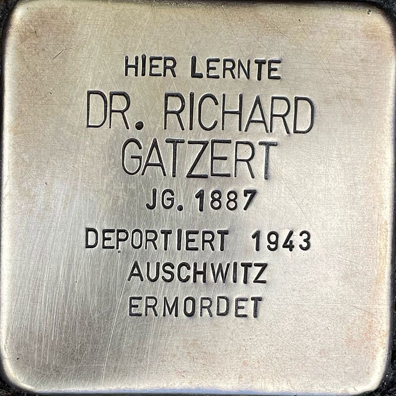 Richard Gatzert Richard Gatzert (geboren am 8.2.1884 in Köln, am 29.1.1943 om das Vernichtungslager Auschwitz deportiert, wo er umkam) war Sohn des Kaufmannes Heinrich Gatzert und dessen Ehefrau. Er hatte einen älteren Bruder, Fritz, dem die Flucht in die USA mit seiner Ehefrau und seinem Sohn gelang. Nach dem Abitur an der Kreuzgasse studierte Richard Jura und eröffnete später eine Kanzlei. Er war aktives Mitglied der jüdischen Gemeinde in Köln.1938 wurde ihm die Zulassung als Anwalt entzogen. Im Januar 1943 wurde er zusammen mit seiner Ehefrau Adele nach Auschwitz deportiert und beide wurden sofort nach der Ankunft ermordet. Quelle: Der gesamte Text fußt auf Informationen des Eintrages über ihn in: Luig, Klaus, Professor Dr.: „…weil nicht von arischer Rasse“ – Jüdische Juristen in Köln während der NS-Zeit, Köln 2004, denen im Gedenkbuch der Kreuzgasse, Informationen des NS-Dokumentationszentrums Köln, seiner Familie sowie den Einträgen in Yad-Vashem & Arolsen-Archives.