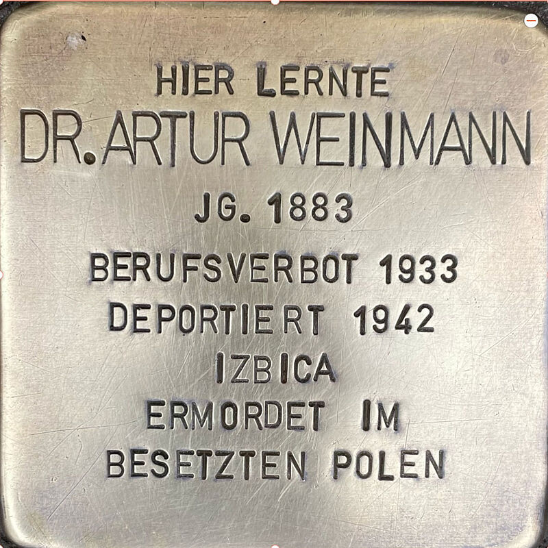 Artur Weinmann Arthur Weinmann (geboren am 14.5.1883 in Opladen, ermordet in Izbica, mit Wirkung vom 8.5.1945 für tot erklärt) besuchte die Kreuzgasse und studierte dann Jura in Bonn und wurde 1914 Amtsgerichtsrat in Krefeld und später Landgerichtsrat. Er war ein geschätzter Verfasser juristischer Literatur. Er gab seit 1924 eine juristische Zeitschrift heraus, durfte aber ab 1933 nicht mehr als Herausgeber fungieren oder unter seinem Namen publizieren. Er war verheiratet und hatte einen Sohn. Bis zu ihrer Deportation waren Artur und Alice Weinmann in Krefeld gemeldet. Sie wurden von Krefeld aus am 18. April 1942 nach Belzecdeportiert und dort ermordet. Quelle: Der gesamte Text fußt auf Informationen des Eintrages über Artur Weinmann in Wikipedia, Informationen des NS-Dokumentationszentrums Köln, den Einträgen in Yad-Vashem & Arolsen-Archives.