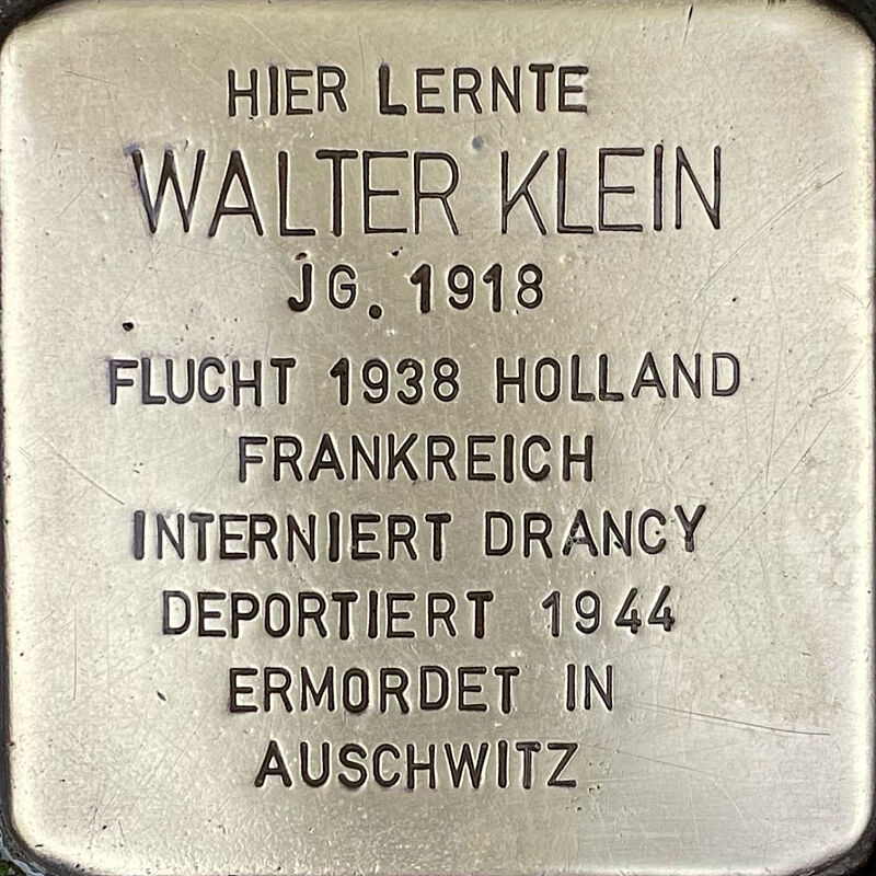 Walter Klein Walter Klein (geboren am 20.10.1918 in Köln, in Auschwitz ermordet, mit Wirkung vom 8.5.1945 für tot erklärt) war Sohn des Rechtsanwaltes Siegmund Klein und seiner Ehefrau Helene. Walter hatte eine Schwester Ilse, die schon 1933 ins Exil nach Frankreich, später nach Italien und dann in die Schweiz flüchtete und überlebte. Helene starb in Amsterdam, Siegmund wurde nach Auschwitz deportiert und kam dort um, genauso wie sein Sohn Walter. Walter besuchte die Kreuzgasse, musste die Schule aber aus rassistischen Gründen 1935, gemeinsam mit seinen Freunden Carl Benjamin und Fritz Kaufmann verlassen. Er begann – wie Carl Benjamin – eine kaufmännische Lehre bei der Firma von Meno Lissauer, die ihm auch ermöglichte, ab 1938 in der Zweigstelle in Amsterdam tätig zu sein. Im Exil in Amsterdam plante Walter nach dem Ausbruch des Krieges, nach Cuba zu emigrieren, das dafür nötige Visum beschafften ihm seine Schwester und Meno Lissauer, der inzwischen in die USA emigriert war. Um das Visum nutzen zu können, musste Walter allerdings illegal durch den besetzten Teil Frankreichs reisen. Dabei wird er festgenommen und im Juni 1942 nach Drancy deportiert. Am 26. August 1942 wurde Walter von dort aus nach Auschwitz deportiert, wo er wahrscheinlich sofort nach der Ankunft ermordet wurde. Quelle: Der gesamte Text fußt auf Informationen der Buchdokumentation über Walters Schicksal, welche seine Familie publizierte: Giorgio Sacerdoti: Falls wir uns nicht mehr wiedersehen, Köln 2010, darüberhinaus auf Informationen des NS-Dokumentationszentrums Köln, den Einträgen in Yad-Vashem & Arolsen-Archives.