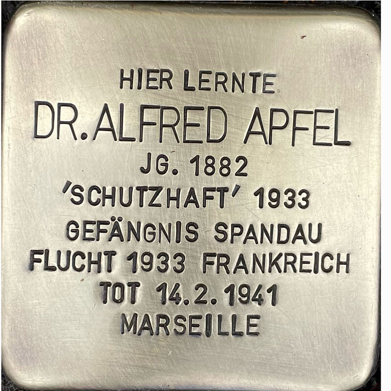 Alfred Apfel Alfred Apfel (geboren am 12.3.18882 in Düren, umgekommen am 14.2.1941 in Marseille) war Sohn des Arztes Simon Apfel und dessen Ehefrau Rahel. Nach dem Abitur an der Kreuzgasse studierte Alfred Jura in Köln und Berlin und ließ sich nach 1918 in Berlin nieder und eröffnete eine Kanzlei. Zu seinen Mandanten gehörten mehrere Prominente der Berliner Gesellschaft wie George Grosz und Carl von Ossietzky. Mit diesem Engagement und der Tatsache, dass er außerdem als Strafverteidiger einen Kommunisten verteidigte, der den NS-Sturmbandführer Horst Wessel erschossen hatte, machte er sich die Nationalsozialisten zum Feind. Alfred Apfel wurde daher schon am 27. Februar 1933 von ihnen in sogenannte Schutzhaft genommen und floh nach der Freilassung sofort nach Frankreich. Er stand auf der ersten prominenten Liste der sogenannten „Vaterlandsverräter“ zusammen mit der damaligen demokratischen Politprominenz. Die Verfolung, Flucht und ständige Angst im Exil, doch noch an die Nationalsozialisten augeliefert zu werden, schwächten seine schon angegriffene Gesundheit. Im Februar 1940 wurden die zwei prominente Sozialdemokraten Rudolf Breitscheid und Rudolf Hilferding von der französischen Polizei festgenommen und nach Deutschland ausgeliefert, Alfred fürchtete ein ähnliches Schicksal und brach kurz danach bei dem Versuch, doch noch ein rettendes Visum zu erhalten, nach einem Herzanfall zusammen und verstarb. Er wurde 58 Jahre alt. Quelle: Der gesamte Text fußt auf Informationen im Gedenkbuch der Kreuzgasse, Informationen des NS-Dokumentationszentrums Köln, den Einträgen in Yad-Vashem & Arolsen-Archives.