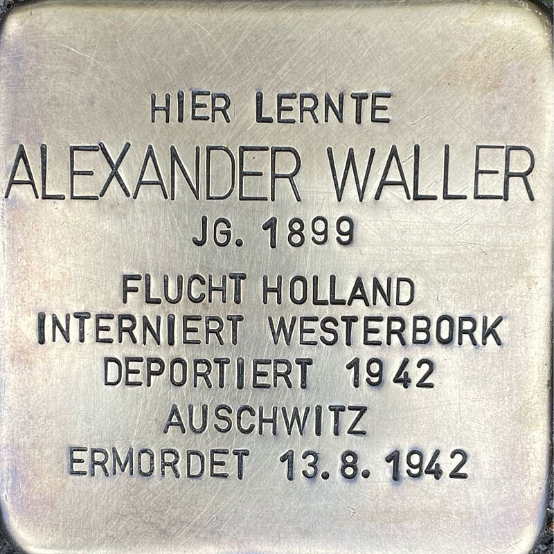 Alexander Waller Alexander Konrad Waller (geboren am 11.11.1899 in Köln, am 13.08.1942 in das Vernichtungslager Aushwitz deportiert, wo er ermordet wurde) war Sohn des Kaufmannes Hugo Waller, die Familie besaß ein schon 1825 gegründetes Handelsunternehmen und handelte mit Ölen. Alexander Konrad war der Cousin von Fritz Waller. Nach dem Schulabschluss wird er eine kaufmännische Lehre absolviert haben und trat dann in das Familienunternehmen ein. 1938/39 emigrierte er in die Niederlande. Am 16. Juni 1940 wurde Alexander im Zuge einer Razzia festgenommen, im Juli wurde er nach Westerbork deportiert. Am 6. Juli 1942 wurde er von dort in das Vernichtungslager Auschwitz deportiert und ermordet. Quelle: Der gesamte Text fußt auf Informationen im Gedenkbuch der Kreuzgasse, Informationen des NS-Dokumentationszentrums Köln, den Einträgen in Yad-Vashem & Arolsen-Archives.