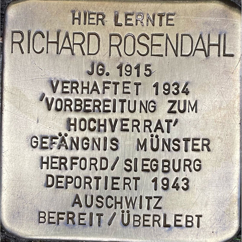 Richard Rosendahl Richard Rosendahl (geboren am 27.1.1915 in Illingen, gestorben 1972 in Herne) war Sohn des Metzgermeisters Wilhelm und seine Ehefrau Hedwig. Die Mutter starb in den30er Jahren, der Vater wurde nach Lodz deportiert, wo er umkam. Nach dem Abitur an der Kreuzgasse begann Richard 1934 eine Lehre, da er als Jude nicht mehr studieren durfte. Richard wurde in der von Erich Sander geleiteten Widerstandsgruppe aktiv. Bei dieser Untergrundarbeit tappte er wohl in eine Falle der Gestapo. Bei einem Besuch anlässlich einer Hochzeit eines Freundes in den NL sollte Richard als Nachrichtenkurier fungieren. Der Mann, der ihm den Auftrag gab, war wohl ein Spitzel arbeitete wohl für die Gestapo, da die Wohnung von Richard, kaum dass er aus den NL zurückgekehrt war, von der Gestapo durchsucht, die Kuriernachricht gefunden und Richard verhaftet und – um die Namen weiterer Widerständler zu erhalten -, gefoltert wurde. Richard blieb standhaft und erhielt im Prozess sogar mit eine der höchsten Zuchthausstrafen aus der Gruppe: wegen Vorbereitung zum Hochverrat 10 Jahren Zuchthau. Am 1.2.1943 wurde seine Strafhaft für die Dauer des Krieges unterbrochen und Richard nach Auschwitz deportiert. Nach der Befreiung am 8.Mai 1945 zog er erst nach Paris, schließlich Brüssel, kehrte aber im Mai 1946 nach Deutschland zurück, heiratet und ließ sich in Herne nieder. Er starb dort 1972. Quelle: Der gesamte Text fußt auf Informationen seiner Familie, denen im Gedenkbuch der Kreuzgasse, Informationen des NS-Dokumentationszentrums Köln, den Einträgen in Yad-Vashem & Arolsen-Archives.