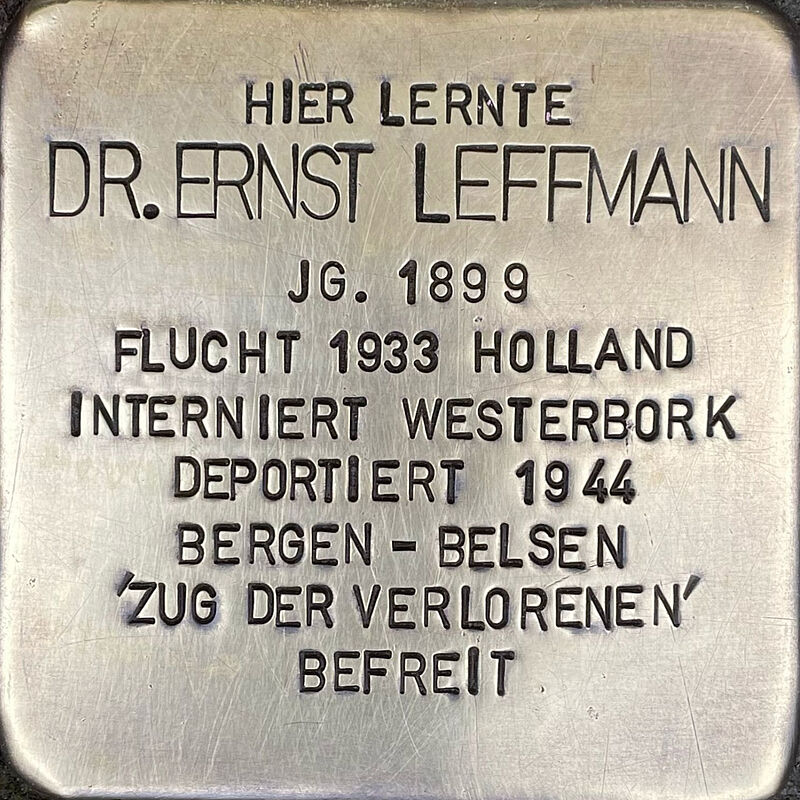 Ernst Leffmann Ernst Leffmann (geboren am 23. April 1899 in Köln; gestorben am 22. März 1972 in Arnhem) war Schüler der Kreuzgasse. Nach dem Abitur an der Kreuzgasse studierte er Jura und ließ sich in Berlin nieder. Er heiratete undbetrieb eine gutgehende Anwaltspraxis in guter Berliner Lage. Im März 1933 wurde er von der SA schwer misshandelt und floh sofort über die Schweiz in die Niederlande. Dort ließ sich die Familie nieder. Nach dem Einmarsch der deutschen Truppen in die Niederlande verlor er seine Arbeit, musste aus seinem Haus ausziehen und ging im Dezember 1942 mit seiner Familie in die Illegalität. Bis zu seiner Verhaftung am 2. Okt. 1944 lebte er mit seiner Ehefrau und Tochter versteckt bei Freunden. Im Oktober 1944 wurde die Familie nach Bergen-Belsen deportiert und dort im April 1945 befreit. Quelle: Der gesamte Text fußt auf Informationen im Gedenkbuch der Kreuzgasse, Informationen der Familie und des NS-Dokumentationszentrums Köln, den Einträgen in Yad-Vashem & Arolsen-Archives.