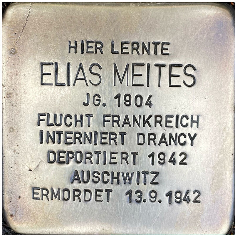 Elias Meites Elias Meites (geboren am 30.9.1904 in Vilnius, nach der Deportation in das Vernichtungslager Auschwitz am 13.9.1942 ermordet) war Sohn eines Metallwarenhändlers, der 1905 aus Russland nach Deutschland emigrierte. Elias war der jüngste Sohn, die älteren Söhne emigrierten nach Frankreich. Nach dem Abitur an der Kreuzgasse studierte Elias Politikwissenschaften, trat später dann in das Familienunternehmen ein. 1933 wanderte Elias zu seiner in Frankreich lebenden Familie aus und erhielt schnell eine Aufenthaltsberechtigung. Nach Beginn des Zweiten Weltkrieges wurde er wahrscheinlich als feindlicher Ausländer interniert, später dann am 24.7.1942 von Drancy aus nach Auschwitz deportiert, wo er am 13.9.1942 ermordet wurde. Quelle: Der gesamte Text fußt auf Informationen im Gedenkbuch der Kreuzgasse, Informationen des NS-Dokumentationszentrums Köln, den Einträgen in Yad-Vashem & Arolsen-Archives.