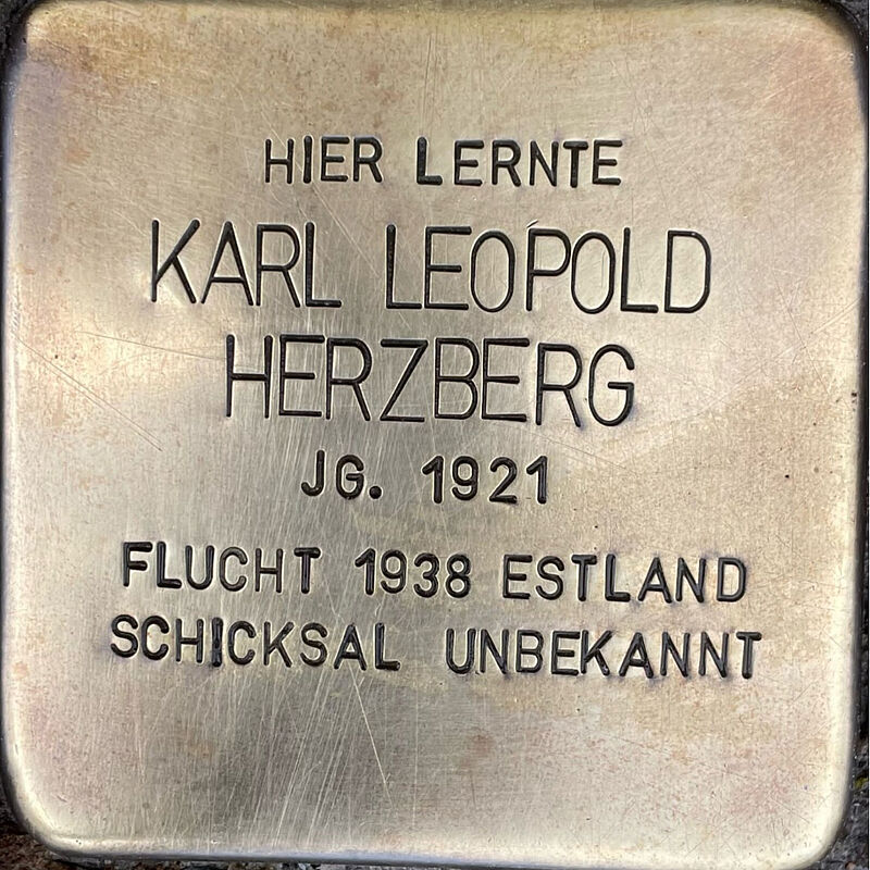 Karl Herzberg Karl Herzberg (geboren am 19.1.1921 in Köln, umgekommen in Sibirien nach 1942) war Sohn des Kölner Kaufmanns Paul Herzberg und dessen Ehefrau Clara. Karl hatte zwei Schwestern: Lily und Edith. Karl besuchte die Kreuzgasse, musste sie aber 1938 aus rassistischen Gründen verlassen. Paul Herzberg war neben seiner kaufmännischen Tätigkeit auch als estnischer Konsul tätig, so konnte die gesamte Familie noch 1939 mit estnischen Pässen ausgestattet werden und auswandern. Die Eltern und Schwestern zogen nach London, Karl nach Tallin, wo er sich der estnischen Armee anschloss. 1940 wurde er zwar entlassen, im Juni 1941 allerdings reaktiviert, diesmal von der Sowjetunion. Er wurde der Roten Armee zugewisen und nach Sibirien verlegt. Dort verliert sich seine Spur. Quelle: Der gesamte Text fusst auf den Informationen im Gedenkbuch der Kreuzgasse, Informationen des NS-Dokumentationszentrums Köln, den Einträgen in Yad-Vashem & Arolsen-Archives.