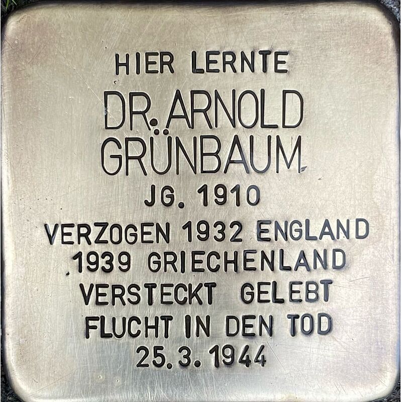 Arnold Grünbaum Arnold Grünbaum (geboren am 20.4.1910. umgekommen am 25.3.1944 in Griechenland) war Sohn des Kaufmannes Max Grünbaum und dessen Ehefrau Lina. Er hatte einen älteren Bruder Martin, der 1928 schon verstarb. Nach dem Abitur an der Kreuzgasse zog Arnold nach Basel, um Medizin zu studieren, später dann nach London. Dort heiratete er eine Griechin, das Paar bekam ein Kind. Ende der 1930 zog die Familie nach Athen und Arnold ließ sich als Arzt nieder. Mit der Invasion der Nationalsozialisten in Griechenland am 6. April 1941 änderte sich die Lage für Arnold, er musste sich in den Bergen verstecken. Nach dem Abzug der deutschen Truppen geriet Arnold zwischen die Fronten des griechischen Bürgerkrieges. Arnold wurde von den griechischen Kommunisten verdächtigt, ein Spion zu sein, wurde gefoltert und kam dabei im März 1944 um. Quelle: Der gesamte Text fußt auf Informationen der Familie, Informationen im Gedenkbuch der Kreuzgasse und Informationen des NS-Dokumentationszentrums Köln.