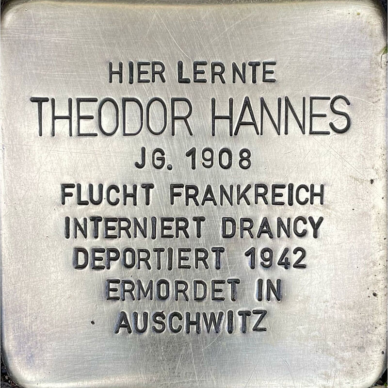 Theo Hannes Theodor Hannes (geboren am 13.7.1908 in Köln, ermordet in Auschwitz nach dem 12,8,1942) war Sohn des Kaufmannes Walter Hannes und dessen Ehefrau Johanna. Das Ehepaar führte ein prominente Bekleidungsgeschäft in der Innenstadt. Theo hatte einen Bruder, Gerald, dem zusammen mit den Eltern noch 1939 die Flucht in die USA gelang. Theo bestand das Abitur an der Kreuzgasse, studierte dann Ingenieurwissenschaften in Berlin, wechselte 1933 nach Zürich. Nach Abschluss seines Studiums arbeitete er in Frankreich. Nach Beginn des Zweiten Weltkrieges wurde er als feindlicher Ausländer interniert, später dann am 12.8.1942 von Drancy aus nach Auschwitz deportiert, wo er kurz danach ermordet wurde. Quelle: Der gesamte Text fußt auf Informationen der Familie, Informationen im Gedenkbuch der Kreuzgasse, Informationen des NS-Dokumentationszentrums Köln, den Einträgen in Yad-Vashem & Arolsen-Archives.