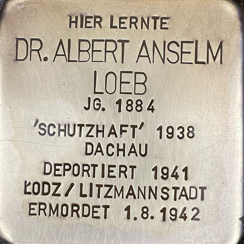 Albert Loeb Albert Anselm Loeb (geboren am 5.11.1884 in Köln, ermordet am 1.8.1942 in Litzmannstadt) war Sohn des Kaufmanns Max Loeb und dessen Ehefrau Sophie. Albert studierte nach dem Abitur an der Kreuzgasse Chemie. Im 1. Weltkrieg war er Offizier und erhielt das Eiserne Kreuz. Nach dem Tod seines Vaters 1919 übernahm er die elterliche Fabrik. Im Zuge der Pogromnacht 1938 wurde er das Konzentrationslager Dachau verschleppt, kam aber nach circa einem Monat wieder frei. Er wurde am 22.10.1941 nach Litzmannstadt deportiert. Im August 1942 kam er dort um, vermutlich ist er verhungert. Quelle: Der gesamte Text fußt auf Informationen im Gedenkbuch der Kreuzgasse, Informationen des NS-Dokumentationszentrums Köln, den Einträgen in Yad-Vashem & Arolsen-Archives.
