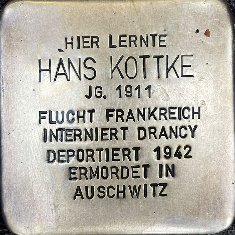 Hans Kottke Hans Kottke (geboren am 13.4.1911 in Köln, ermordet in Auschwitz nach dem 26.8.1942) war Sohn des Kaufmanns Julius und dessen Ehefrau Netty. Hans besuchte die Kreuzgasse. Wann genau er nach Frankreich emigrierte, ist unklar. Gesichert ist, dass Hans am 26.8.1942 von Drancy aus nach Auschwitz deportiert wurde, wo er ermordet wurde. Quelle: Der gesamte Text fußt auf Informationen im Gedenkbuch der Kreuzgasse, Informationen des NS-Dokumentationszentrums Köln, den Einträgen in Yad-Vashem & Arolsen-Archives.