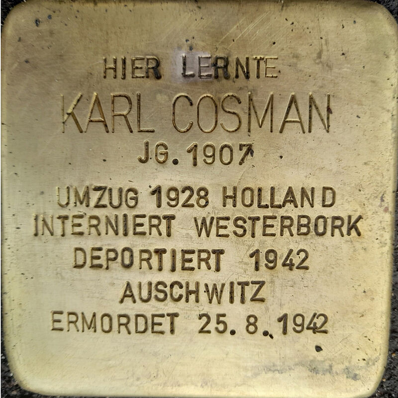 Karl Cosman Karl Cosman, geboren am 25.05.1907, waren Schüler der Kreuzgasse. Er lebte mit seinen Eltern, seiner älteren Schwester Hildegard und dem älteren Bruder Fritz in der Riehlerstr. 28. 1928 emigrierte Karl in die Niederlande. 1942 wurden Karl und seine Ehefrau Regina nach Westerbork deportiert. Mitte September kamen sie wohl im Vernichtungslager Auschwitz an und wurden kurz nach der Ankunft ermordet: Karl am 25.9.1942, Regina nur fünf Tage später am 30.9.1942.