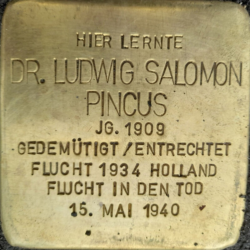 Ludwig Pincus Ludwig Pincus, geboren am 27.5.1909, lebte mit seinen Eltern Friedrich und Eugenie Pinkus, und seiner älteren Schwester Charlotte in Köln auf dem Hohenzollernring 59. Ludwig legte Ostern 1927 sein Abitur an der Kreuzgasse ab. 1934 emigrierte er in die Niederlande, beendete dort sein Medizinstudium und ließ sich als Hausarzt nieder.Wenige Tage nach dem deutschen Überfall auf die Niederlande entschloss sich Ludwig, Suizid zu verüben.