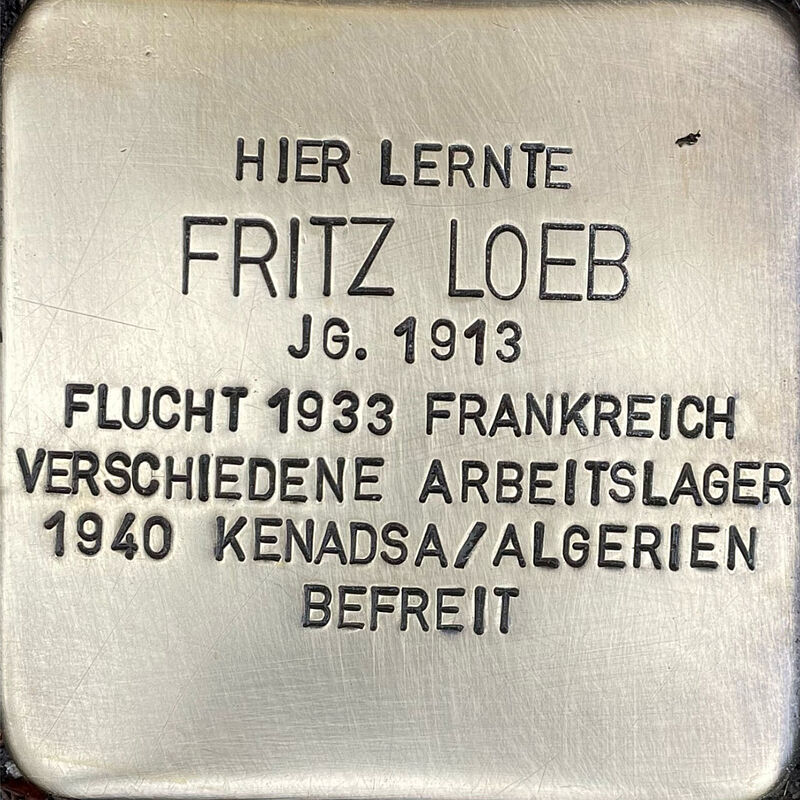 Fritz Loeb Fritz Loeb (geboren am 5.7.1913 in Köln, überlebte, lebte nach dem Krieg in Frankreich) war Sohn des Arztes Richard Loeb und dessen Ehefrau Ella. Nach dem Schulabschluss an der Kreuzgasse emigrierte Fritz in den 1930er nach Frankreich. Ende der 1930er Jahre schloss er sich der Fremdenlegion an, wurde dort nach der französischen Niederlage in Afrika interniert und 943 von den Alliierten befreit, trat danach in die britische Armee ein. Nach Kriegsende lebte er in Frankreich. Quelle: Der gesamte Text fußt auf Informationen im Gedenkbuch der Kreuzgasse, Informationen des NS-Dokumentationszentrums Köln, den Einträgen in Yad-Vashem & Arolsen-Archives.