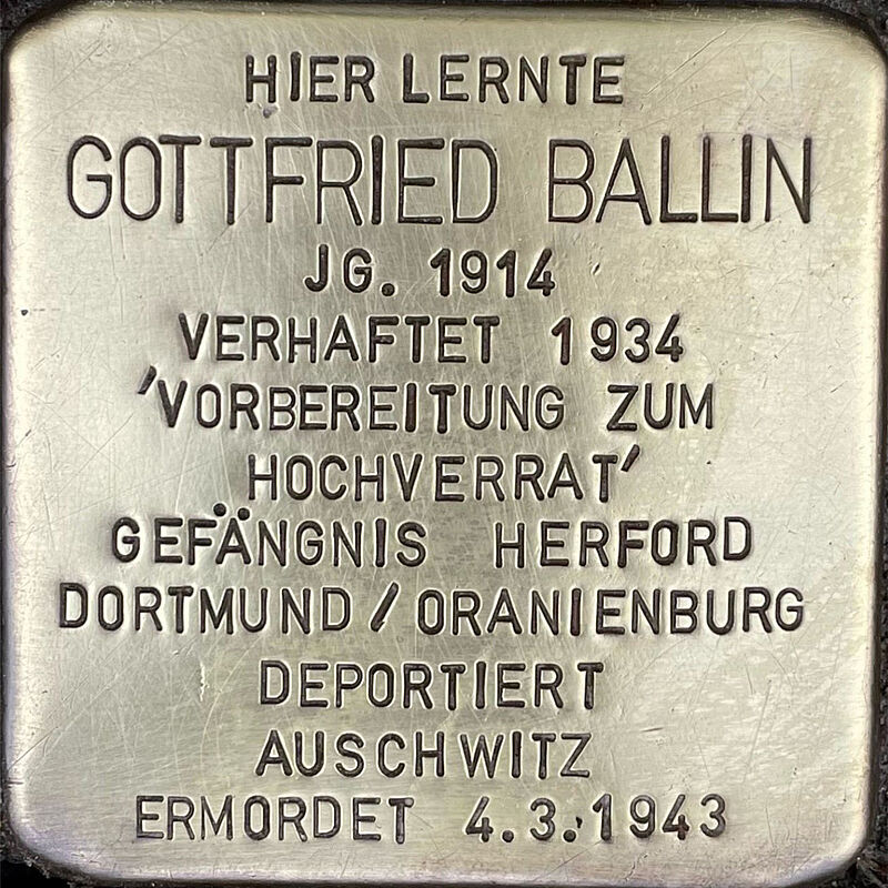 Gottfried Ballin Gottfried Ballin (geboren am 9.4.1914 in Köln, umgekommen in Auschwitz am 4.3.1943) war Schüler der Kreuzgasse, , sein Vater Martin starb früh, seine Mutter Anna war Künstlerin, ihre Eltern betrieben die Lengfeldsche Buchhandlung in Köln. Gottfried hatte zwei Brüder, die beide Mitte der 1930er Jahre noch flüchten konnten. Die Mutter Anna wurde im Konzentrationslager Auschwitz ermordet. Gottfried war der Einzige der Familie, der sich politisch engagierte, zuerst in der SPD ab 1931, dann in der SAP, der Sozialistischen Arbeiterpartei. Gottfried bestand im Frühjahr 1933 sein Abitur an der Kreuzgasse und begann dann eine Lehre als Buchhändler in der Buchhandlung seiner Großeltern, der Lengfeldschen Buchhandlung. Zusammen mit seinem Schulfreund Richard Rosendahl engagierte er sich bei der Widerstandsgruppe rund um Erich Sander, wurde 1934 verhaftet und dann 1935 zu 5 Jahre wegen Hochverrat verurteilt. 1943 wird seine Haftstrafe ausgesetzt und Gottfried wird nach Auschwitz deportiert. Am 4. März 1943 kam Gottfried in Auschwitz um. Quelle: Der gesamte Text fußt auf Informationen aus der Dokumentation von Brigitte und Fritz Bilz (Hg): „Diesen Menschen hat man mir totgeschlagen – Briefe aus Gestapohaft und KZ“, Köln 1999, den Informationen im Gedenkbuch der Kreuzgasse, Informationen des NS-Dokumentationszentrums Köln, den Einträgen in Yad-Vashem & Arolsen-Archives.