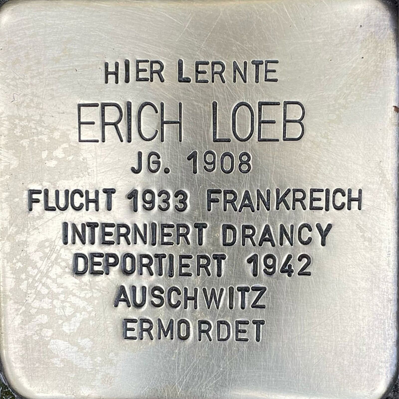 Erich Loeb Erich Loeb (geboren am 13.2 1908 in Köln, ermordet in Auschwitz 1942) war Sohn des Arztes Richard Loeb und dessen Ehefrau Ella. Nach dem Schulabschluss an der Kreuzgasse emigrierte Erich in den 1930er nach Frankreich. Genauere Informationen hierzu fehlen. Erich wird am 12.8.1942 von Drancy aus nach Auschwitz deportiert, wo er ermordet wurde. Quelle: Der gesamte Text fußt auf Informationen im Gedenkbuch der Kreuzgasse, Informationen des NS-Dokumentationszentrums Köln, den Einträgen in Yad-Vashem & Arolsen-Archives.