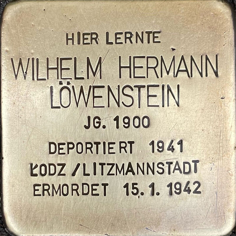 Wilhelm Löwenstein Wilhelm Hermann Löwenstein (geboren am 21.7.1900 in Köln, ermordet am 15.1.1942 in Litzmannstadt) war Sohn des Fabrikanten Hermann Löwenstein und dessen Ehefrau Alice. Er hatte eine Schwester Sofia, die nach Australien emigrieren konnte und den älteren Bruder Rudolf, ebenfalls Kreuzgässer, ebenfalls wie Wilhelm ermordet. Nach dem Abitur an der Kreuzgasse ließ sich zum Kapellmeister ausbilden, und war als Pianist, Dirigent und Korepetitor am Kölner Opernhaus tätig. Am 6.12.1941 wurde Wilhelm in das Ghetto Lodz deportiert, wo er am 15.1.1942 umkam. Quelle: Der gesamte Text fußt auf Informationen im Gedenkbuch der Kreuzgasse, Informationen der Familie und des NS-Dokumentationszentrums Köln, den Einträgen in Yad-Vashem & Arolsen-Archives.