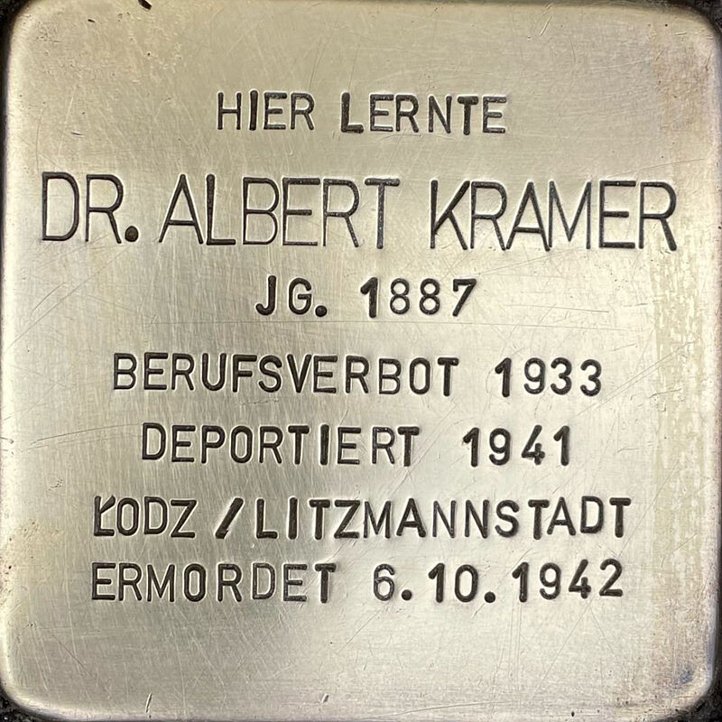 Albert Kramer Albert Kramer (geboren am 18.8.1887 in Köln, umgekommmen in Litzmannstadt am 6.10.1942) war Sohn von Bernhard und Berta Kramer geboren. Er bestand sein Abitur Ostern 1906 am Gymnasium Kreuzgasse. Danach studierte er Rechtswissenschaften und wurde 1914 Gerichtsassessor in Köln. 1920, während der Amtszeit von Oberbürgermeister Dr. Konrad Adenauer, wurde Kramer mit dem Titel Stadtdirektor befördert. Bis zu seiner zwangsweisen Entlassung im Jahre 1933 war er in verschiedenen Ämtern der Stadtverwaltung tätig. Nach 1933 war er als Devisenberater für jüdische Auswanderer tätig. Mit dem ersten Transport von 1000 Kölner Juden wurde er im Herbst 1941 zusammen mit seiner Frau, der am 4. Juli 1897 in Köln geborenen Irma geb. David, nach Litzmannstadt deportiert und ist im dortigen Getto bereits im Sommer 1942 gestorben, wahrscheinlich verhungert. Quelle: Der gesamte Text fußt auf Informationen im Gedenkbuch der Kreuzgasse, Informationen des NS-Dokumentationszentrums Köln, den Einträgen in Yad-Vashem & Arolsen-Archives.