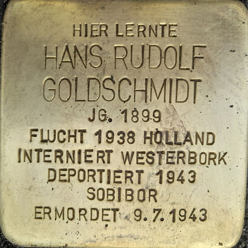 Hans Rudolf Goldschmidt Hans Rudolf Goldschmidt, geboren am 18.1.1899, besuchte die Kreuzgasse nachweislich 1910/11. Auch sein älterer Bruder Ernst war Kreuzgässer. Ihr Vater, Josef Goldschmidt, war ein renommierter Goldschmied, der zusammen mit seinem Bruder ein Juweliergeschäft genau gegenüber vom Dom besaß. 1938 floh Hans Rudolf in die Niederlande, nach Amsterdam. Am 20. Juni 1943 wurde er während einer Razzia gefangengenommen und nach Westerbork deportiert. Von dort aus wurde er dan am 6. Juli 1943 nach Sobibor deportiert, wo er umkam.