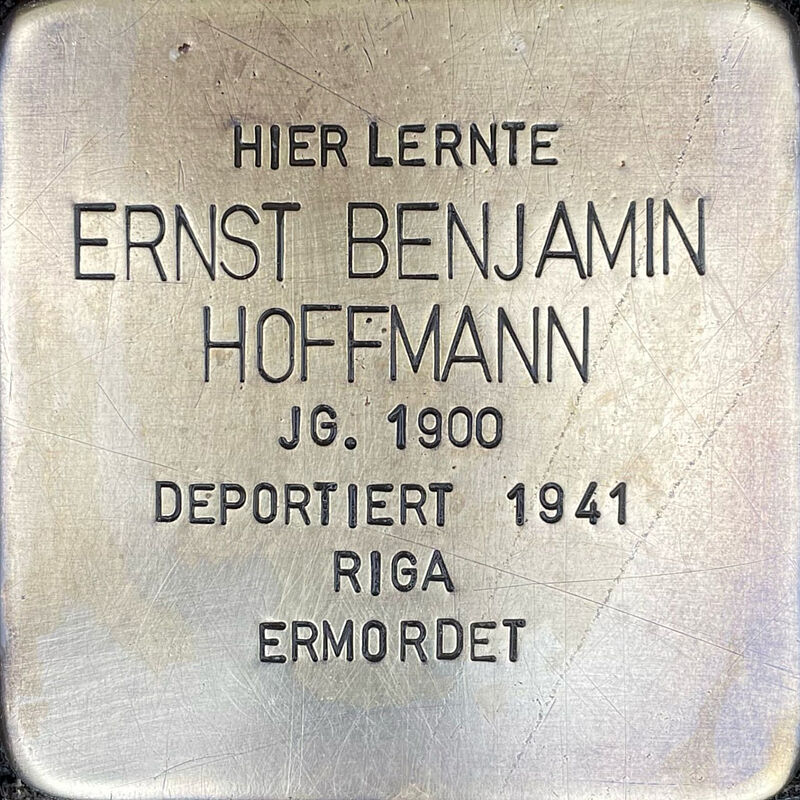Ernst Benjamin Hoffmann Ernst Benjamin Hoffmann (geboren am 28.8.1900 in Köln, kurz nach der Ankunft in Ghetto Riga am 6.12.1942 ermordet) war Sohn des Kaufmanns Jonas und dessen Ehefrau Emma. Ernst Hermann hatte eine Schwester Hildegard, die später auch deportiert wurde. Der Vater Jonas starb vor 1940. Ernst Hermann heiratete Ilse Fuchs. Das Ehepaar wurde am 22.10.1941 nach Litzmannstadt deportiert und ermordet. Für Ernst Hermann Pelzer ist das Todesdatum 6.12.1942 vermerkt. Quelle: Der gesamte Text fußt auf Informationen im Gedenkbuch der Kreuzgasse, Informationen des NS-Dokumentationszentrums Köln, den Einträgen in Yad-Vashem & Arolsen-Archives.
