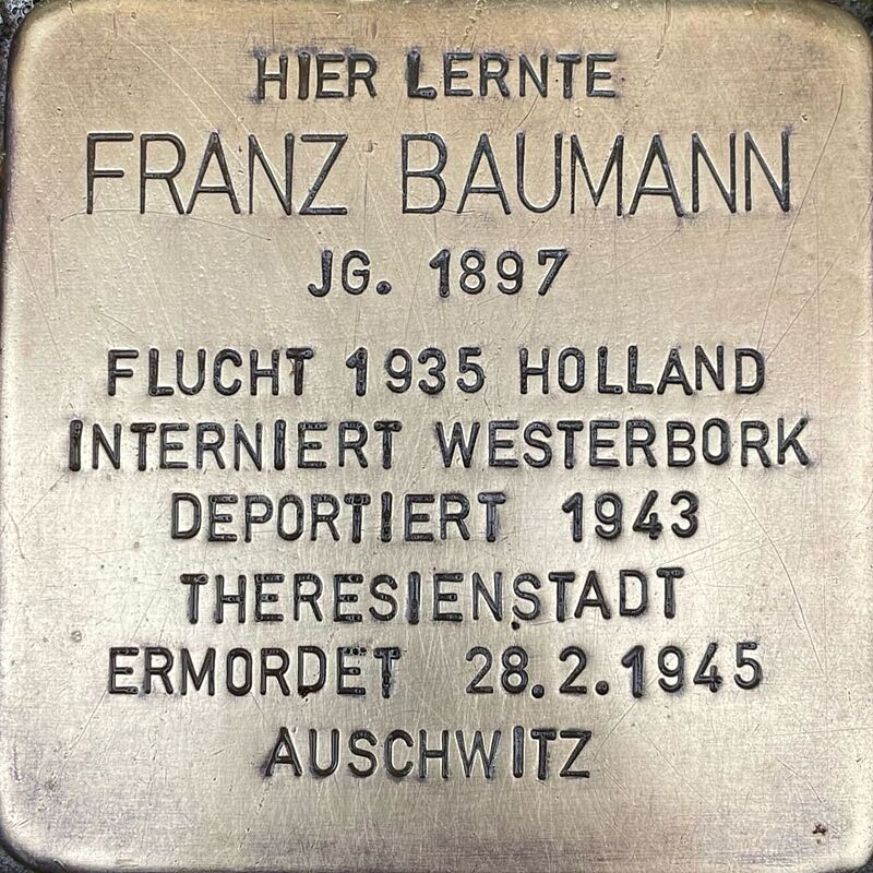 Franz Baumann Franz Baumann (geboren am 19.9.1897 in Köln, in Auschwitz ermordet, mit Wirkung vom 8.5.1945 für tot erklärt) war Sohn des Kaufmanns Sally Baumann und seiner Ehefrau Nany. Nach dem Schulabschluss in der Kreuzgasse wurde er 1914 als Soldat eingezogen und erreichte den militärischen Rang eines Leutnants. Nach dem Krieg war er geschäftlich sehr erfolgreich und stieg schnell zu einem der Direktoren der Leonard Tietz AG, also dem späteren Kaufhofunternehmen, auf. Franz und seine Ehefrau Emmy Merfeld hatten zwei Töchter: Hilde und Ellen, Mitte und Ende der 1920er Jahre geboren. Schon 1933 wurde die Leonard-Tietz-AG enteignet, Franz verlor seine Stelle. Die Familie floh 1935 in die Niederlande, dort arbeitete er Strickwarenfabrik „Isay“ in Amsterdam, nach dem deutschen Überfall auf die Niederlande versteckte sich die Familie, wurde aber im Zuge einer Razzia am 18.11.1942 verhaftet und erst nach Westerbork, dann in das Konzentrationslager Theresienstadt deportiert. Von dort aus wurde Franz am 29.2.1944 nach Auschwitz deportiert und dort ermordet. Sowohl seine Ehefrau als auch seine ältere Tochter wurden ebenfalls ermordet. Quelle: Der gesamte Text fußt auf Informationen im Gedenkbuch der Kreuzgasse, Informationen des NS-Dokumentationszentrums Köln, den Einträgen in Yad-Vashem & Arolsen-Archives.