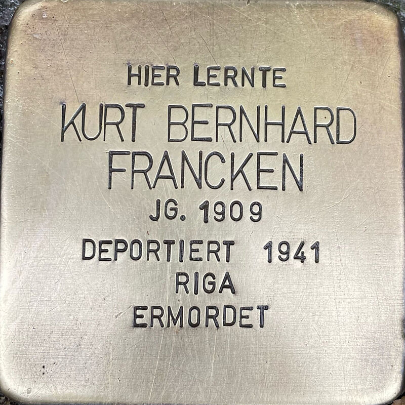 Kurt Bernhard Francken Kurt Bernhard Francken (geboren am 11.5.1909 in Köln, kurz nach der Ankunft in Ghetto Riga am 7.12.1941 ermordet) war Sohn des Kaufmanns Max und dessen Ehefrau Natalie und Schüler der Kreuzgasse. Kurt Bernhard Francken wurde am 11.5.1909 in Köln geboren. Er wurde am 7.12.1941 nach Riga deportiert und kam dort um. Der gesamte Text fußt auf Informationen im Gedenkbuch der Kreuzgasse, Informationen des NS-Dokumentationszentrums Köln, den Einträgen in Yad-Vashem & Arolsen-Archives.